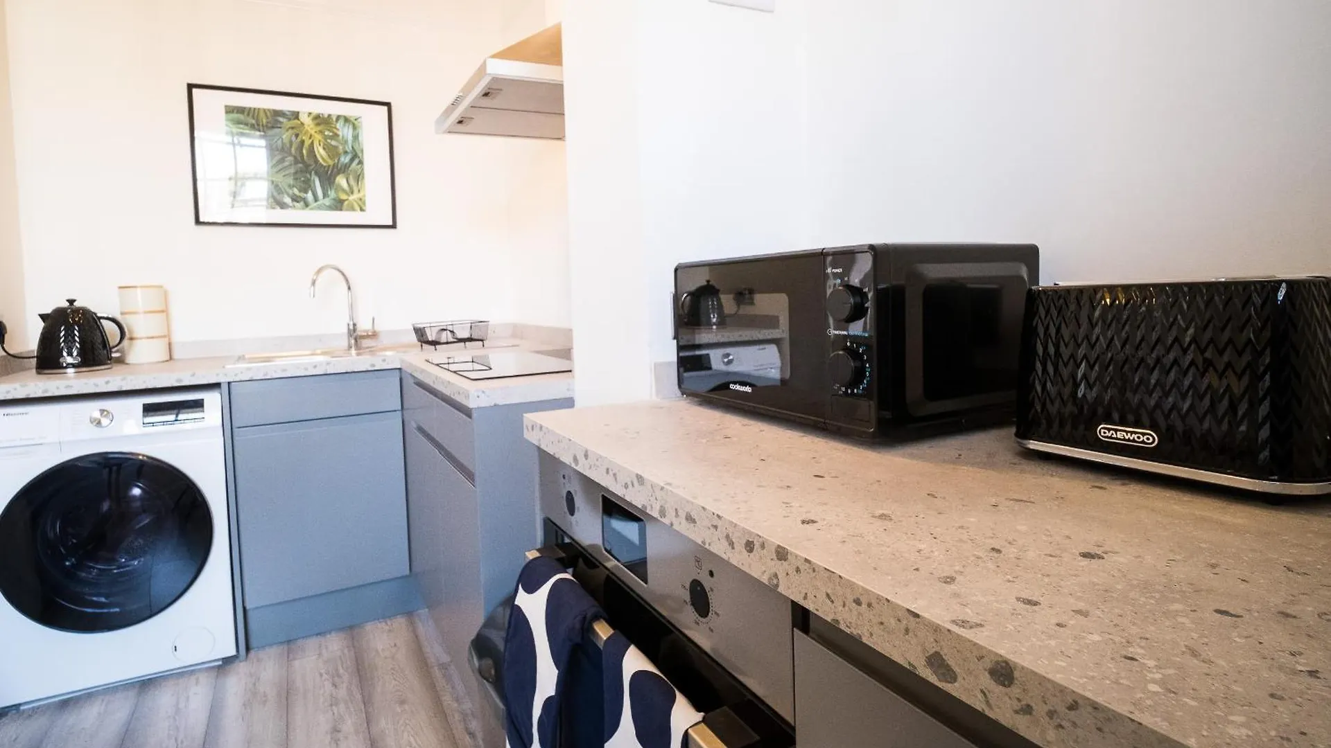 Gloucester Apartments X 3 Free Parking & Short Walk To The University & Hospital 0*,